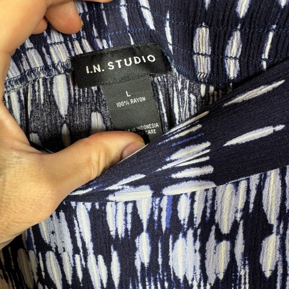 Flowing navy blue and white womens pant- size Large- EUC - Picture 4 of 9